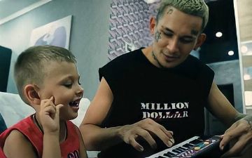 Больному мальчику, которому помогал Моргенштерн, собрали $2 303 280 долларов на лечение