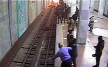 МВД прокомментировали инцидент с бросившейся на рельсы женщиной 