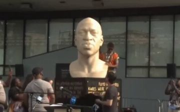 В США установили белый памятник Джорджу Флойду в День освобождения рабов