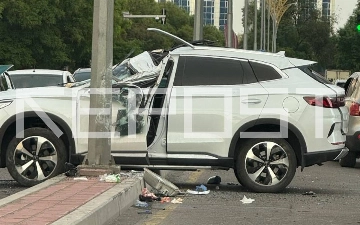 В Ташкенте BYD врезался в столб после столкновения с другим авто, есть пострадавший