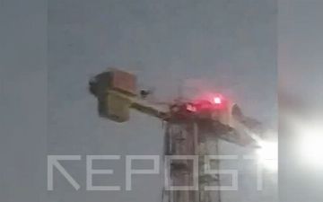 В Ташкенте мужчина читал намаз на кране — видео 