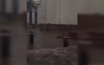 «Затопило скамейки»: Ташкент вновь оказался не готов к проливному дождю (видео)