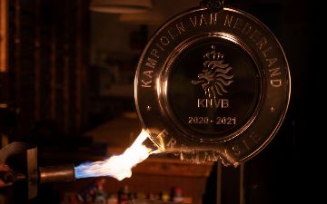 Трогательный поступок: ФК «Аякс» расплавил завоеванный трофей на сувениры для самых преданных фанатов. Посмотрите, как это было