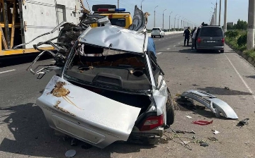 Nexia-2 разорвало на части после столкновения со столбом в Ташкенте, есть погибший (видео)