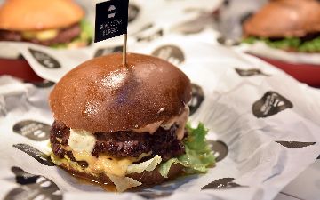 В Узбекистане запускают продажу франшизы Black Star Burger