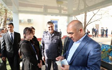 Зоир Мирзаев решил поощрить творчество школьницы, купив ее картину