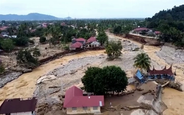 Число жертв наводнений в Индонезии превысило 900