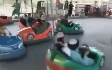 Захватившие Афганистан талибы развлекаются на детских аттракционах с автоматами в руках