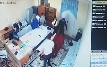 Surxondaryoda erkak oʻqituvchi ikki nafar ayol hamkasbini doʻpposladi 