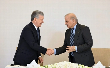 Шавкат Мирзиёев провел телефонный разговор с премьером Пакистана