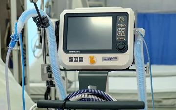Узбекистан получил 200 аппаратов ИВЛ от США