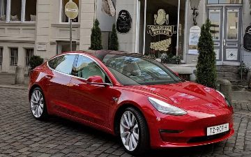 Владелец «Теслы» поймал вандала благодаря камерам своего электрокара