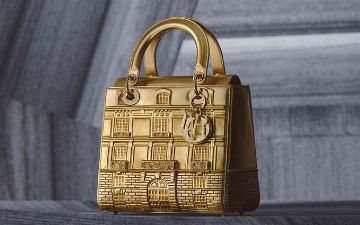 Dior представили лимитированные сумки, вдохновленные фасадом одного из их магазинов