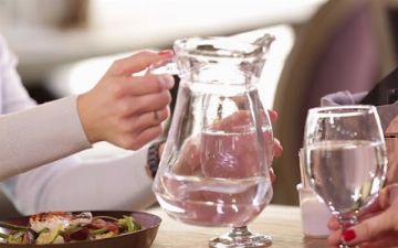 Узбекский терапевт рассказала, можно ли запивать еду водой