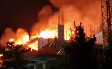 В центре Ташкента загорелось строящееся здание (видео)