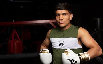 Узбекистанский боксер Муроджон Ахмадалиев прибыл в Манчестер для участия в поединке - видео