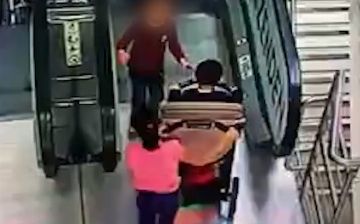 В московском ТЦ двое детей из Узбекистана опрокинулись на эскалаторе вместе с коляской