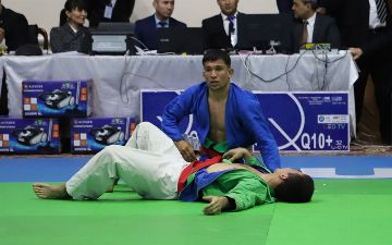 На чемпионате Узбекистана по курашу участник ударил судью — видео