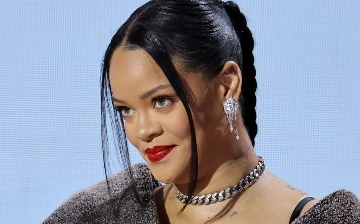 Одержимый поклонник Рианны хотел сделать ей предложение, но его сразу задержали