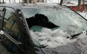 Топ-3 дорогих ледяных глыб, упавших на автомобили