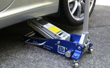 Почему водителям необходим гидравлический домкрат? Прочитайте, как он может помочь вам