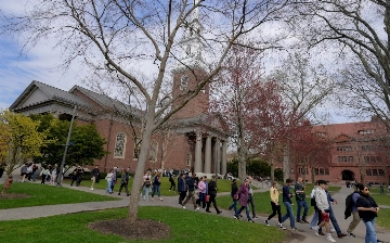 Гарвардский университет могут лишить возможности принимать иностранных студентов