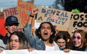 В Австралии школьники и студенты вышли митинговать против госфинансирования газовой промышленности