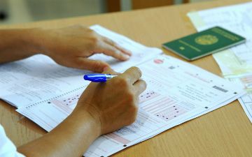 По Узбекистану абитуриенты за сотни долларов получили тестовые вопросы для получения национального сертификата