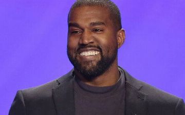 Канье Уэст во время суда надел маску с изображением Иисуса Христа - фото