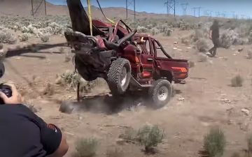 Супер-испытание на прочность: «Тойоту» сбросили с трех тысяч метров - видео