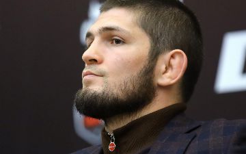 Нурмагомедов утроил дуэль взглядов с Фердинандом - видео