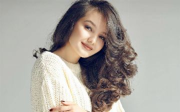 Хуснора Шодиева рассказала, что она опоздала на рейс и ей придется остаться в чужой стране - видео