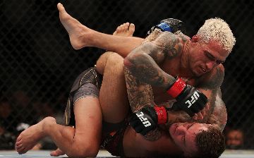 Стали известны гонорары участников золотого боя Оливейра - Порье на UFC 269