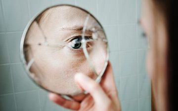 Девушка заразилась коронавирусом и попала в психушку — подробности