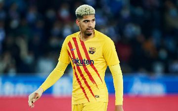 Футболист «Барселоны» извинился за показанные два пальца сопернику — видео