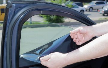 Как самостоятельно снять тонировку со стекла машины