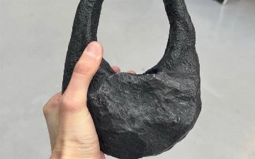 Бренд Coperni сделал сумочку из метеорита