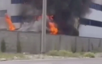 В Фергане загорелся недостроенный цех (видео)