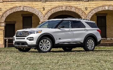 Ford проводит испытания внедорожника Explorer без камуфляжа