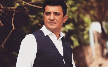 «Зайдет в комнату с 50 мужчинами и выйдет чистой»: Бабура Юлдашева раскритиковали за то, что тот не ревнует супругу