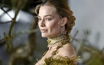 Пользователи обсуждают неудачное фото Марго Робби с премьеры «Грозового перевала»