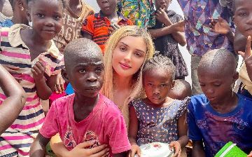 Дина Саева построила колодец в одном из бедных районов Центальной Африки