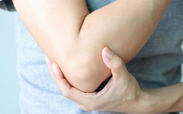 Эксперт рассказала о причинах потрескавшейся кожи на локтях