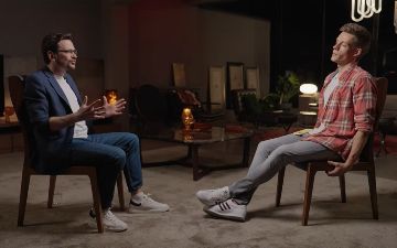 Юрий Дудь взял интервью у российского депутата, открыто выступающего против войны в Украине