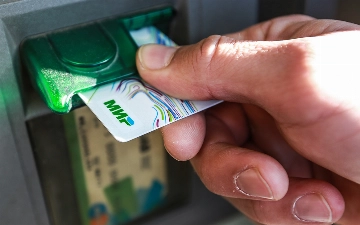 Банкам Казахстана разрешили принимать карты «Мир»