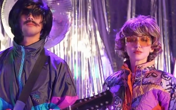 Лола готовится выпустить хит в ретро стиле