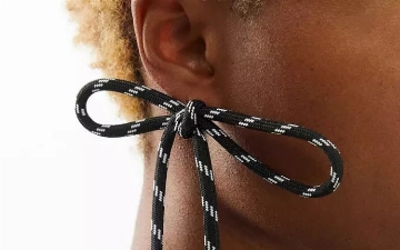 Balenciaga выпустила серьги, сделанные из обычных шнурков для обуви