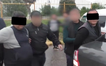 В Намангане задержали мужчин, пытавшихся продать фальшивые $10 тысяч