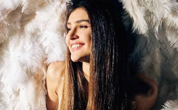 Дина Саева сделала себе клыки — видео