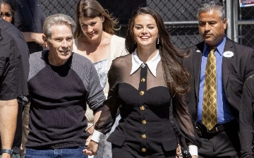 Селена Гомес вышла в свет со своим дедушкой